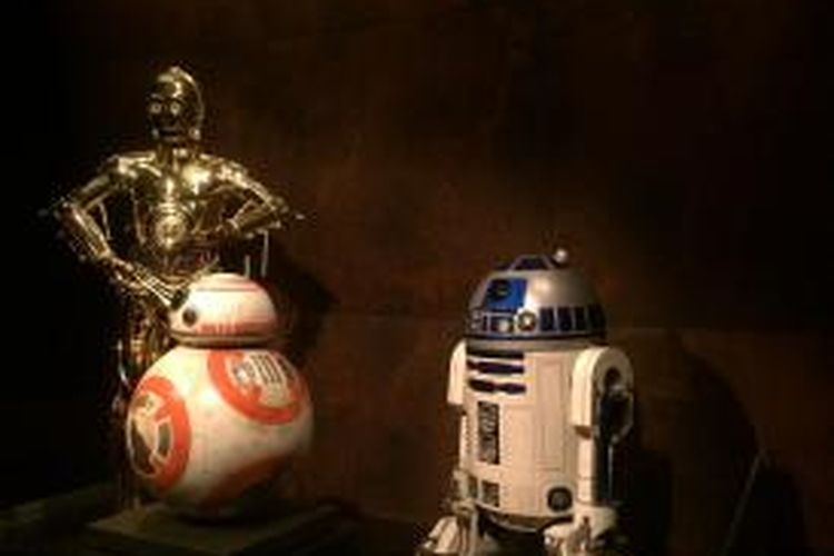 Kostum orisinal C-3PO, R2-D2, dan BB-8 dipajang dalam pameran 'Star Wars and the Power of Costume Exhibition' yang diselenggarakan di Discovery Times Square Museum, New York, AS, mulai 14 November 2015.