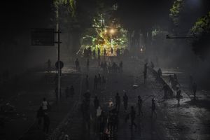 Refleksi 2025: Wajah Retak di Cermin Akhir Tahun