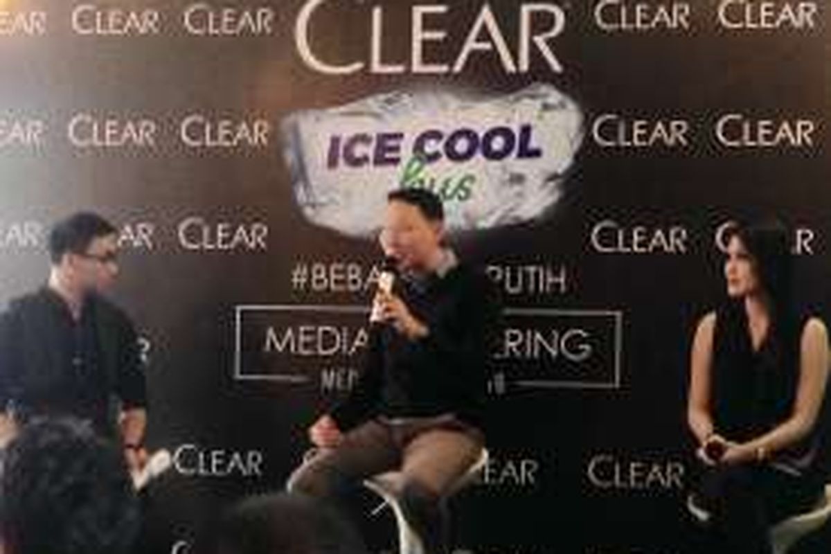 Acara CLEAR Ice Cool Bus #BebasPutihPutih di Kota Medan, Selasa (25/5/2016). Dihadiri Johan Lie (tengah) selaku Senior Brand Manager CLEAR, dan Sandra Dewi (kanan) selaku Brand Ambassador CLEAR. 