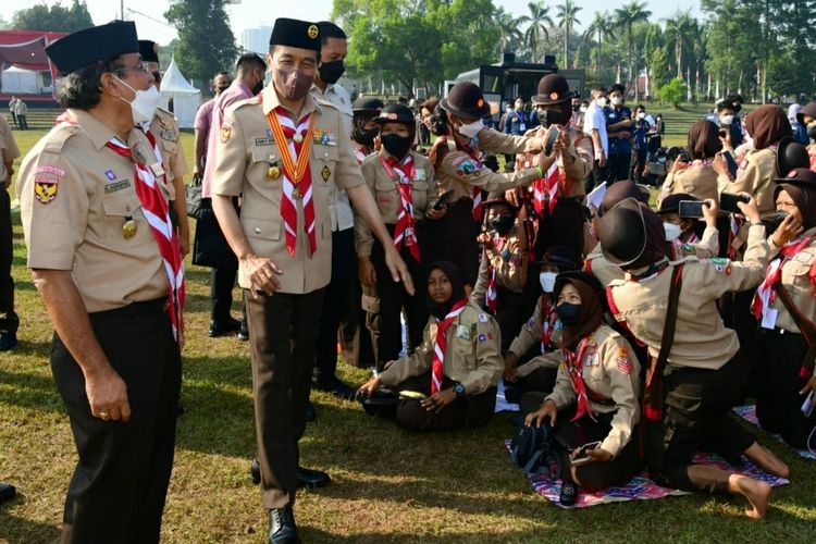 Presiden Joko Widodo bersama para pramuka penggalang di acara Jambore Nasional (Jamnas) XI Tahun 2022 di Bumi Perkemahan Cibubur, Jakarta Timur, Jumat (19/8/2022).