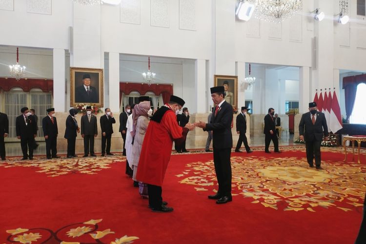 Presiden Joko Widodo memberikan selamat setelah melantik Sekretaris Jenderal Mahkamah Konstitusi (MK) Guntur Hamzah sebagai hakim konstitusi menggantikan Aswanto di Istana Negara, Rabu (23/11/2022). 