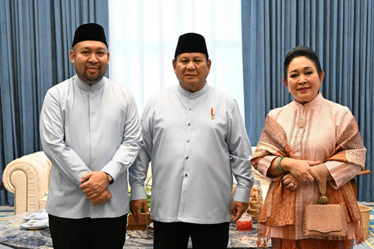Tangkapan layar akun Instagram Titiek Soeharto @titieksoeharto. Gaya busana Titiek Soeharto saat Lebaran di Istana terlihat anggun dengan pilihan warna peach yang lembut.