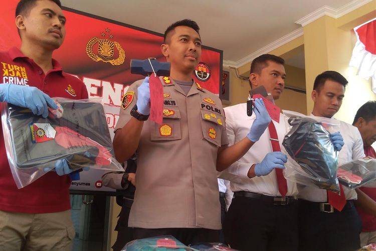 Polisi menunjukkan barang bukti saat konferensi pers di Mapolres Banyumas, Jawa Tengah, Senin (15/7/2019).
