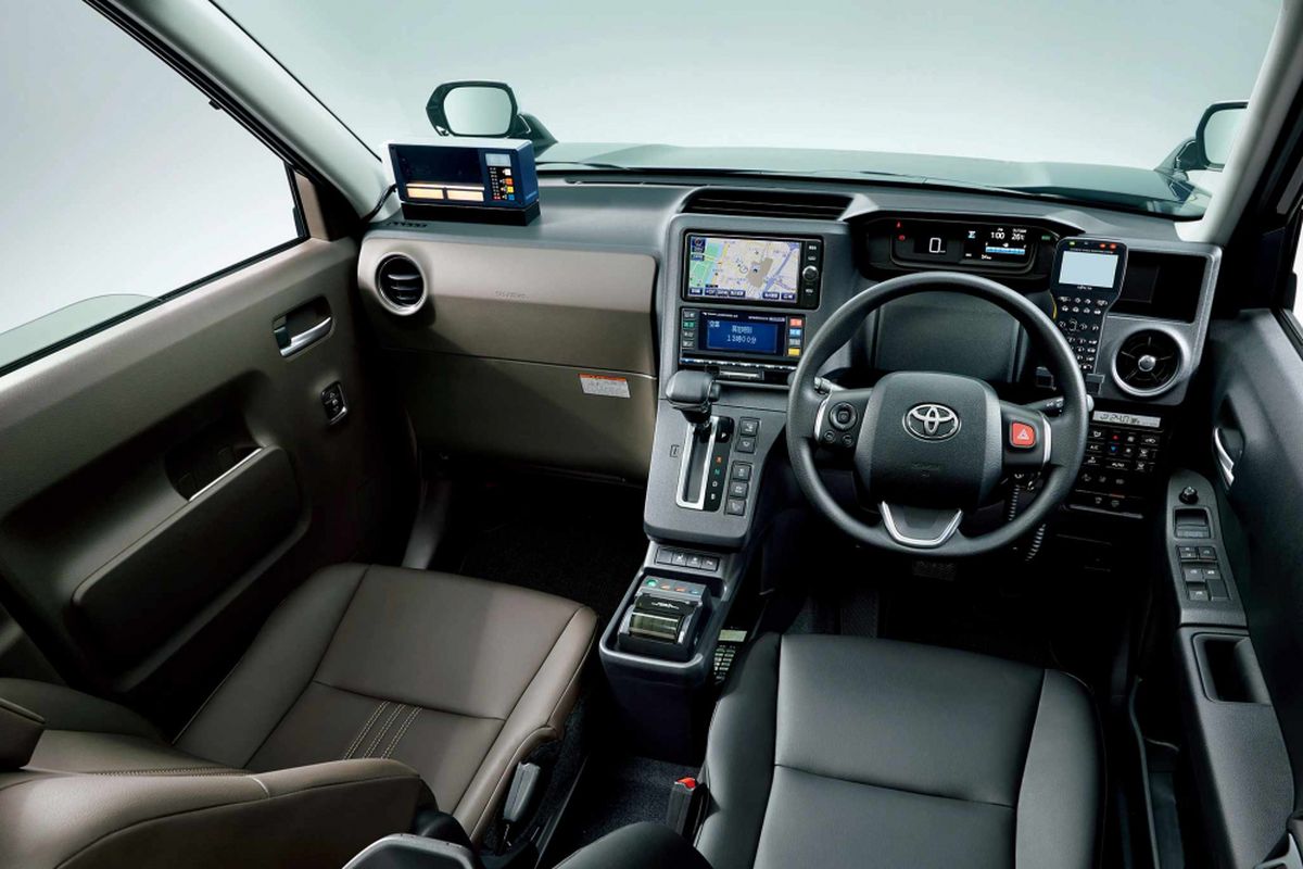 Interior Toyota Japan Taxi terlihat simpel dan mudah dioperasikan