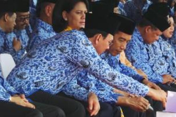 Presiden Joko Widodo (tengah) bersama Gubernur DKI Jakarta Basuki Tjahaja Purnama (dua dari kiri) dan Menteri Pemberdayaan Aparatur Negara Yuddy Chrisnandi (kiri) di silang Monas, Jakarta, Senin (1/12/2014).