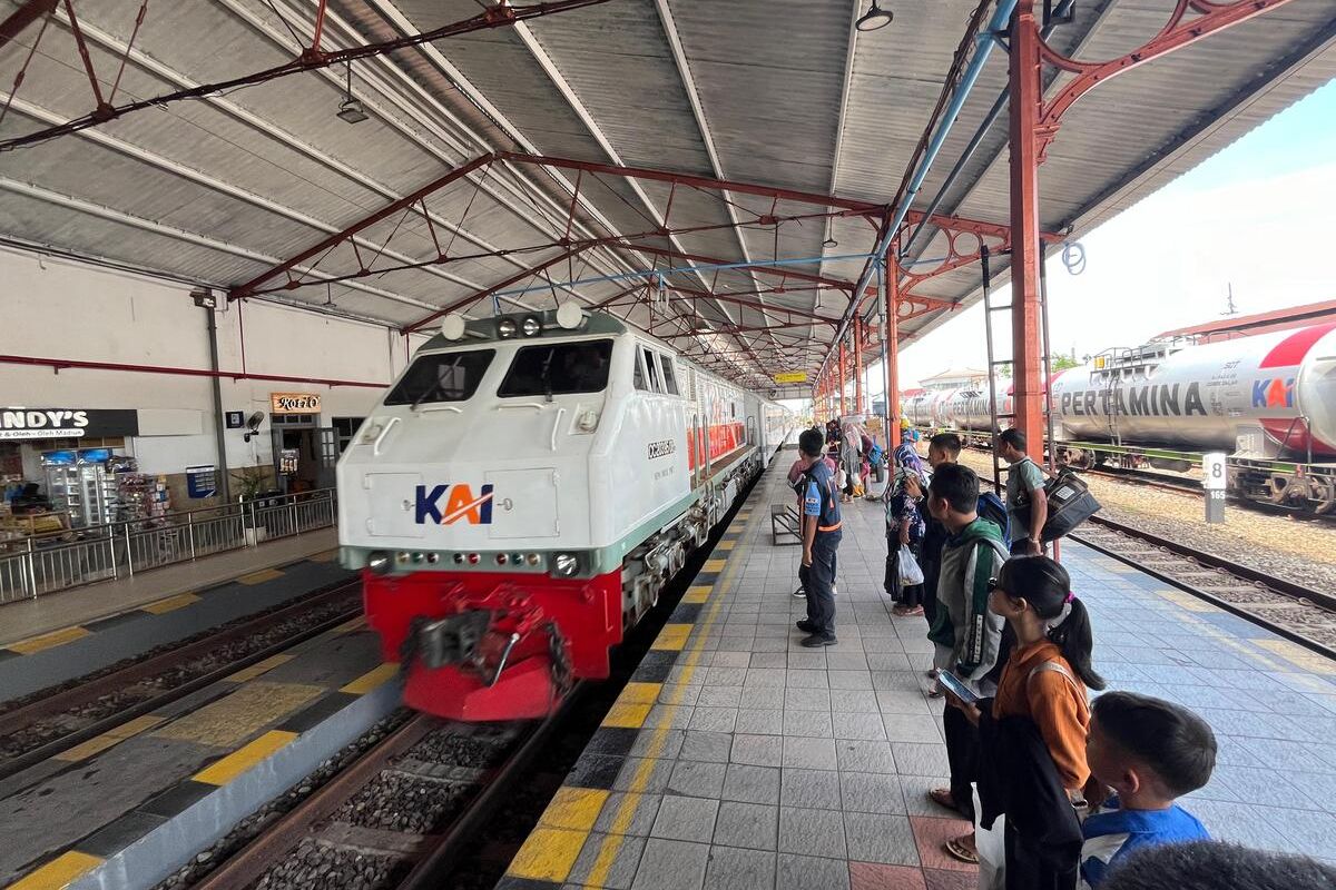 Kedatanag kereta di stasiun Madiun. KAI Daop 7 Madiun, Jawa Timur memberikan bea tiket refund 100 %, kepada pelanggan kereta api yang hendak membatalkan perjalanan kereta api akibat jalur kereta api di Stasiun Haurpugur - Cicalengka tidak dapat dilewati dampak dari tabrakan KA Turangga.