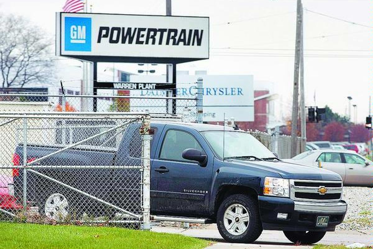 Pekerja General Motors (GM) meninggalkan pabrik Powertrain di Warren, Michigan, AS, Selasa (11/11). GM, Ford, dan Chrysler, tiga raksasa otomotif AS, terpukul akibat krisis dan meminta dana talangan dari Pemerintah AS.  