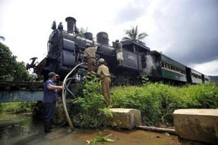 Petugas menyiapkan lokomotif uap B2503 yang hendak dijalankan untuk menarik gerbong kereta wisata di Stasiun Ambarawa, Kabupaten Semarang, Jawa Tengah, Kamis (13/6/2013).  