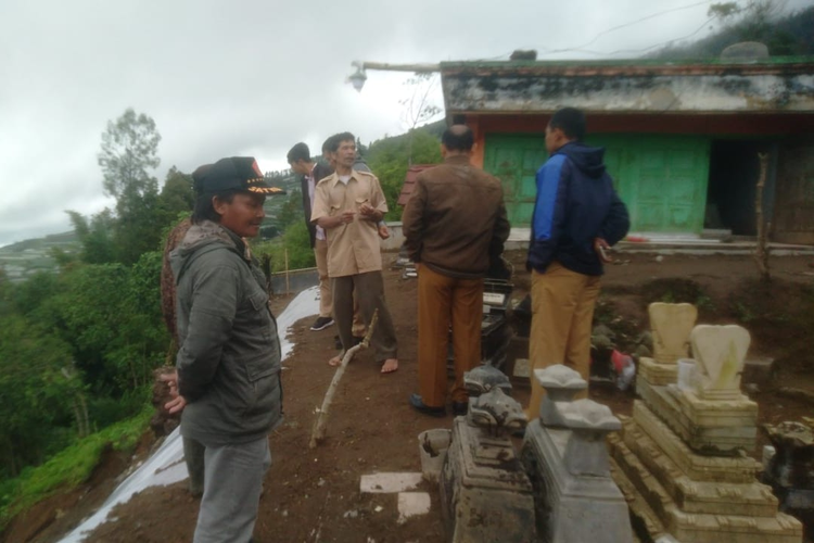 Kondisi pemakaman di Dukuh Tumut, Desa Jrakah, Kecamatan Selo, Kabupaten Boyolali, Jawa Tengah yang mengalami longsor pada Jumat (19/1/2024).