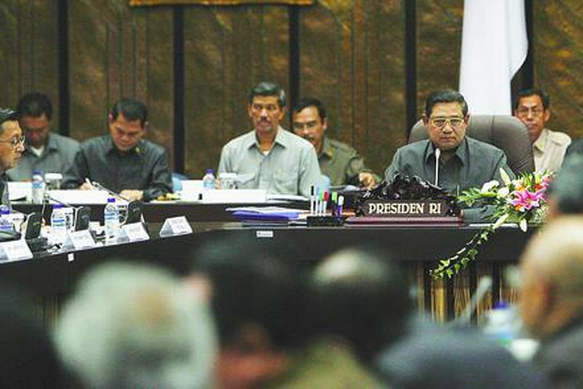 Presiden Susilo Bambang Yudhoyono memimpin sidang kabinet paripurna di Gedung Utama Sekretariat Negara, Senin (6/10). Sidang yang membahas antisipasi menghadapi krisis keuangan dan perekonomian global itu juga dihadiri Wakil Presiden Jusuf Kalla, Gubernur Bank Indonesia Boediono, menteri Kabinet Indonesia Bersatu, Panglima TNI, Kepala Polri, direktur BUMN, pimpinan perbankan nasional, Ketua Kadin, pengusaha swasta nasional, pengamat ekonomi, akademisi, serta pimpinan media cetak dan elektronik.  