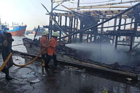 Kapal Nelayan Terbakar di Pelabuhan Muara Baru, Jakarta Utara