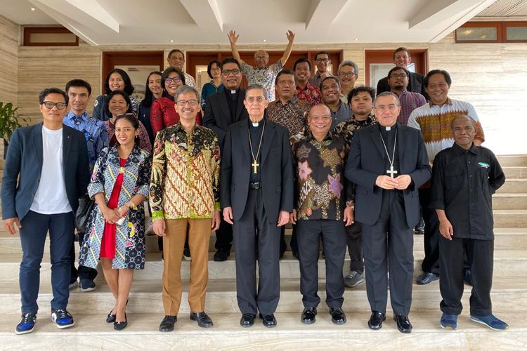 Cardinal Miguel Ayuso (tengah) didampingi Duta Besar RI untuk Tahta Suci Vatikan Amrih Jinangkung berfoto bersama usai pertemuan di Kedutaan Vatikan di Jakarta, Sabtu (11/02/2023).