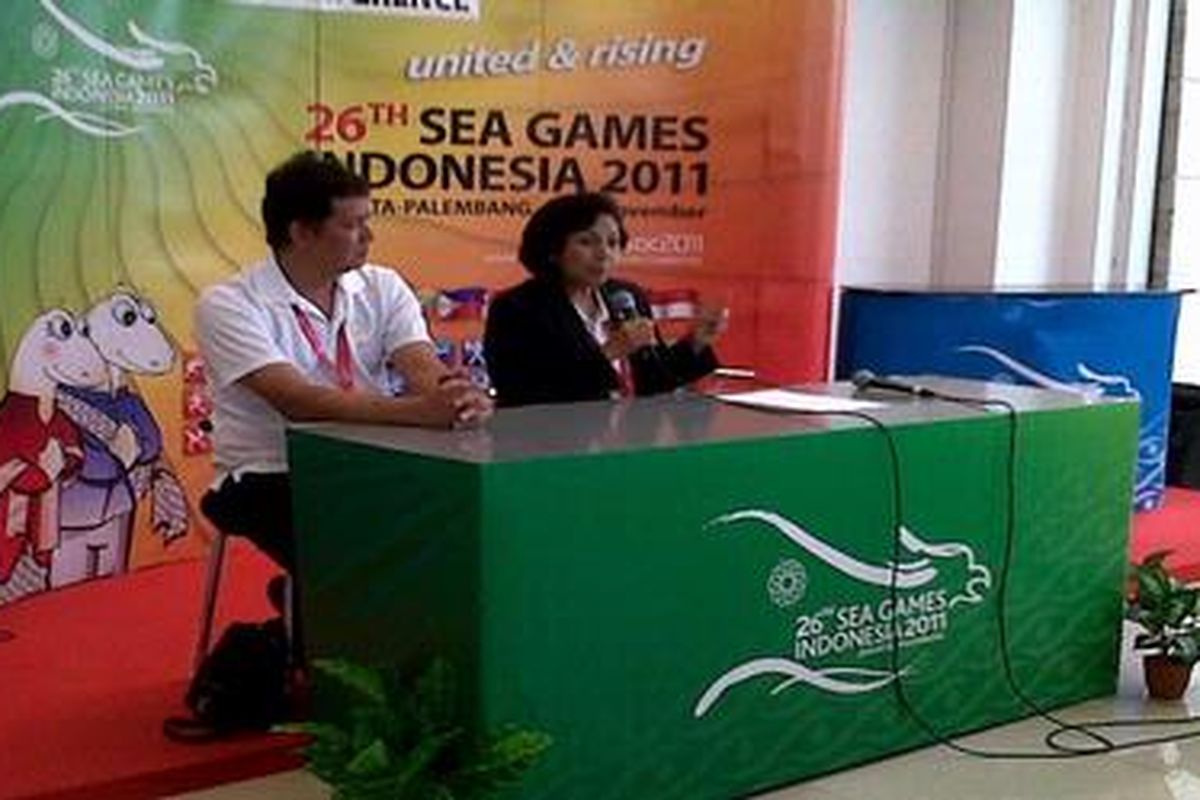 Ketua KONI Rita Subowo memberi keterangan pers di Palembang, Senin (21/11/2011)