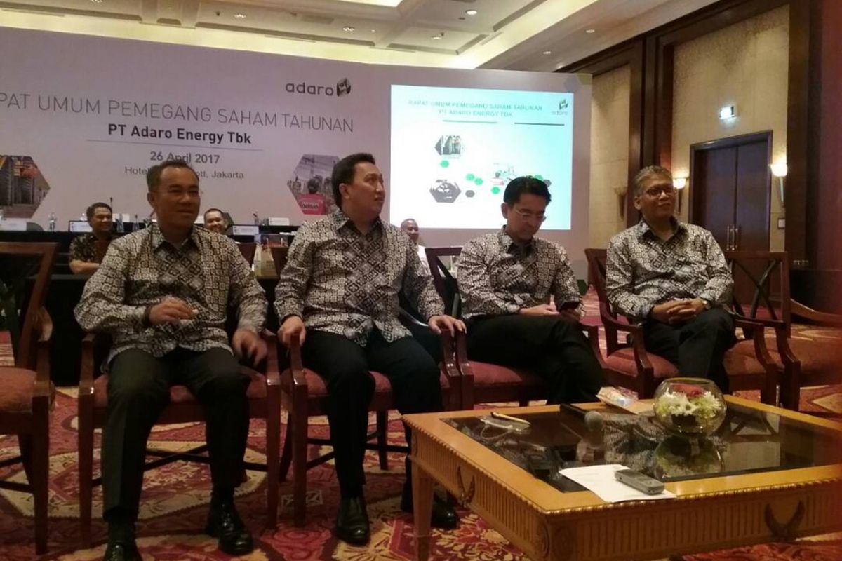 Presiden Direktur PT Adaro Energy Tbk (ADRO) Garibaldi Thohir (dua dari kiri) dan jajaran direksi dalam koneferensi pers usai Rapat Umum Pemegang Saham Tahunan di Jakarta, Rabu (26/4/2017).