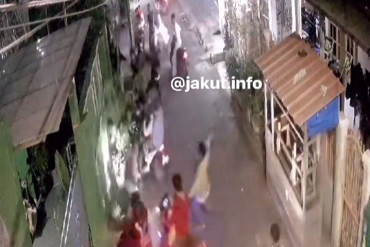Sekelompok pemuda menyerang kelompok lain di gang kawasan Tanjung Priok, Jakarta Utara, Selasa (19/3/2024). 