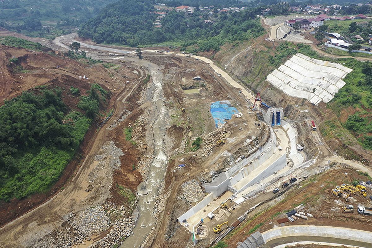 Foto udara proyek pembangunan Bendungan Ciawi di Bogor, Jawa Barat, Senin (20/1/2020). Bendungan Ciawi yang proses pengerjaannya telah mencapai 45 persen itu dibangun untuk mengendalikan aliran air dari hulu Sungai Ciliwung saat terjadi peningkatan debit air sehingga dapat mengurangi risiko banjir di Jakarta.