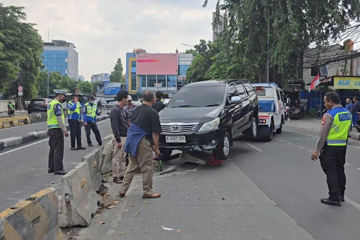 Penampakan mobil Toyota Kijang Innova saat dievakuasi polisi usai menabrak separator busway di Jalan Buncit Raya, Pancoran, Jakarta Selatan, Senin (13/5/2024).