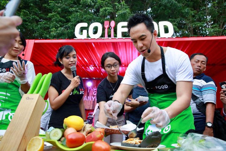 Daniel Mananta hadir memeriahkan Pesta Kuliner Go-Food di Kabupaten Banyuwangi, Jawa Timur, Sabtu (16/12/2017).