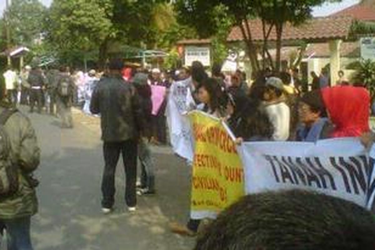 Seratusan warga memprotes rencana pembangunan rumah dinas anggota Zeni Kostrad di RW 12 Srengseng Sawah, Jagakarsa, Jakarta Selatan, Senin (30/7/2012).