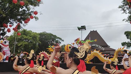 Ganjar-Mahfud Tonton Wayang Orang dengan Cerita "Tumbangnya Keserakahan" di Depan Kantor Gibran