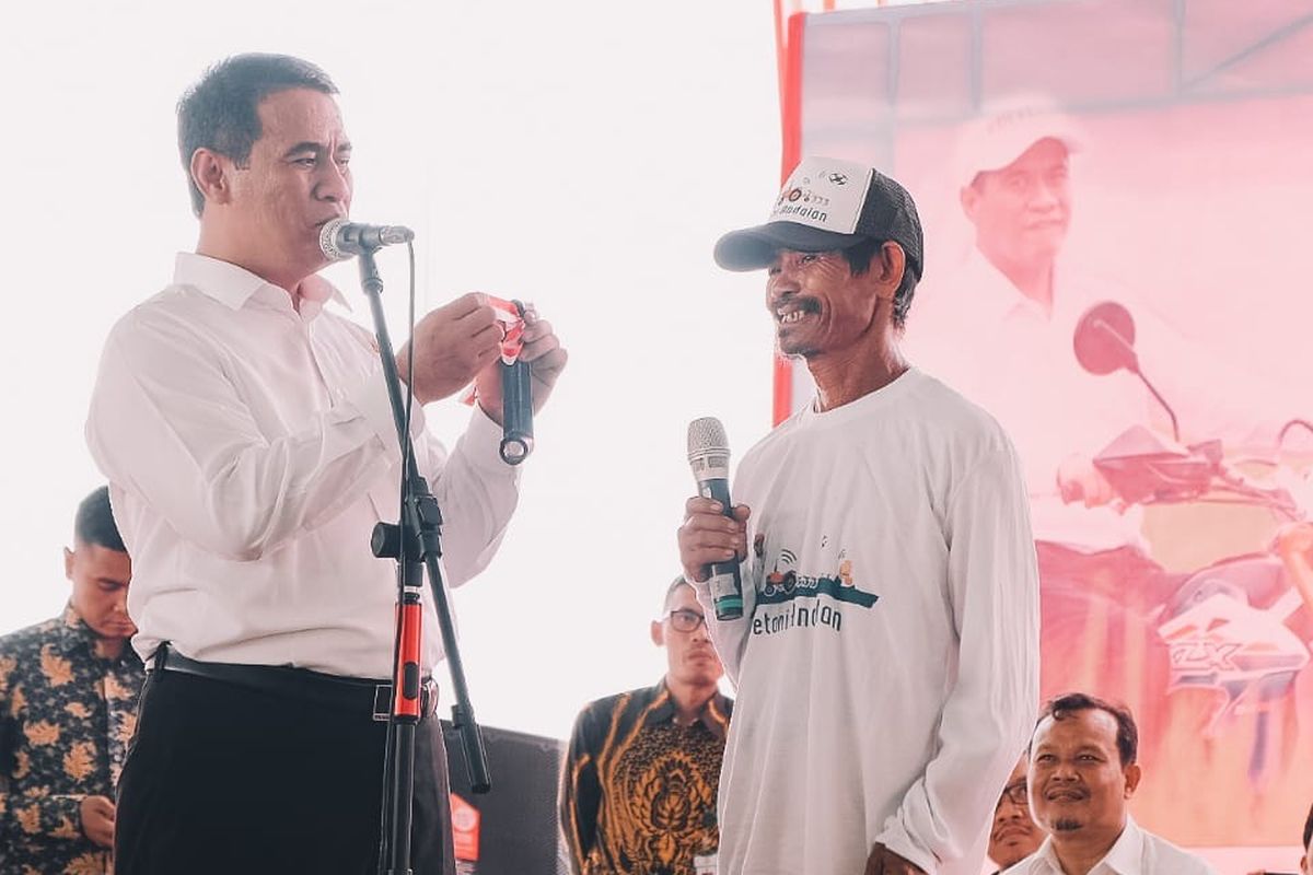 Menteri Pertanian Andi Amran Sulaiman, saat berbincang dengan salah satu petani di acara Apresiasi dan Sinkronisasi Program Kementerian Pertanian 2019 di Alun-alun Kabupaten Subang, Jawa Barat, Rabu (27/03/2019)