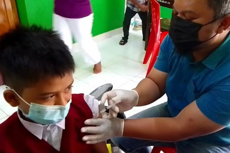 Anak usia 6 tahun hingga 11 tahun di Kota Palopo, Sulawesi Selatan, menjalani vaksinasi Covid-19 dosis pertama, Senin (17/01/2022)