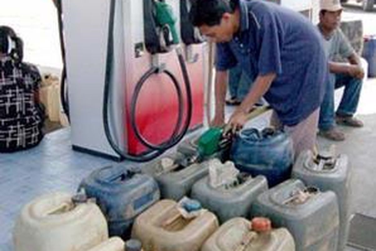 Seorang warga membeli premium menggunakan jeriken di sebuah SPBU di Lampung Timur.