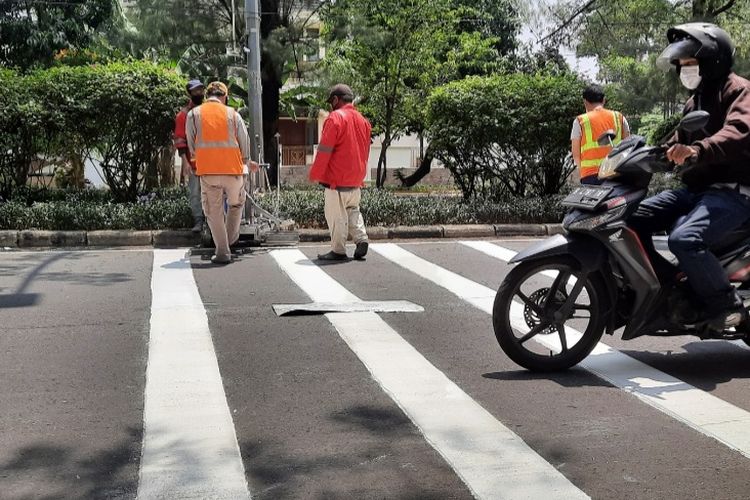Polisi tidur di Jalan Raya Pulomas, Kayu Putih, Pulogadung, Jakarta Timur, yang sempat dibongkar kini telah diganti dengan speed trap.
