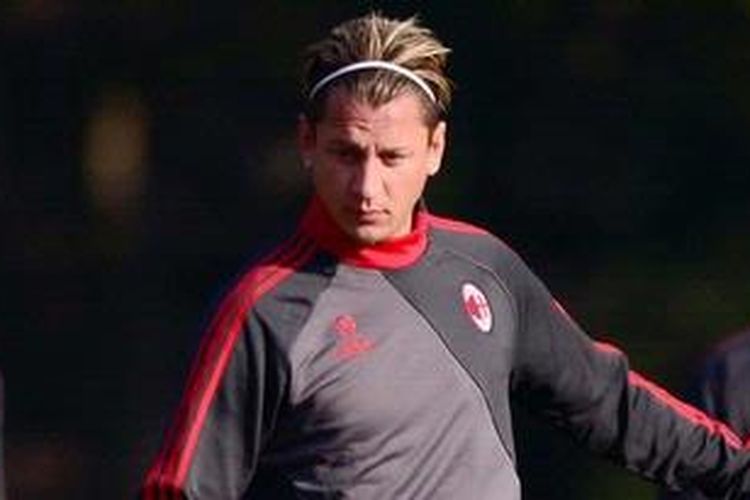 Bek AC Milan dari Perancis, Philippe Mexes, menjalani sesi latihan tim, Selasa (19/2/2013), di pusat latihan di Milanello, jelang laga 16 besar Liga Champions melawan Barcelona. 