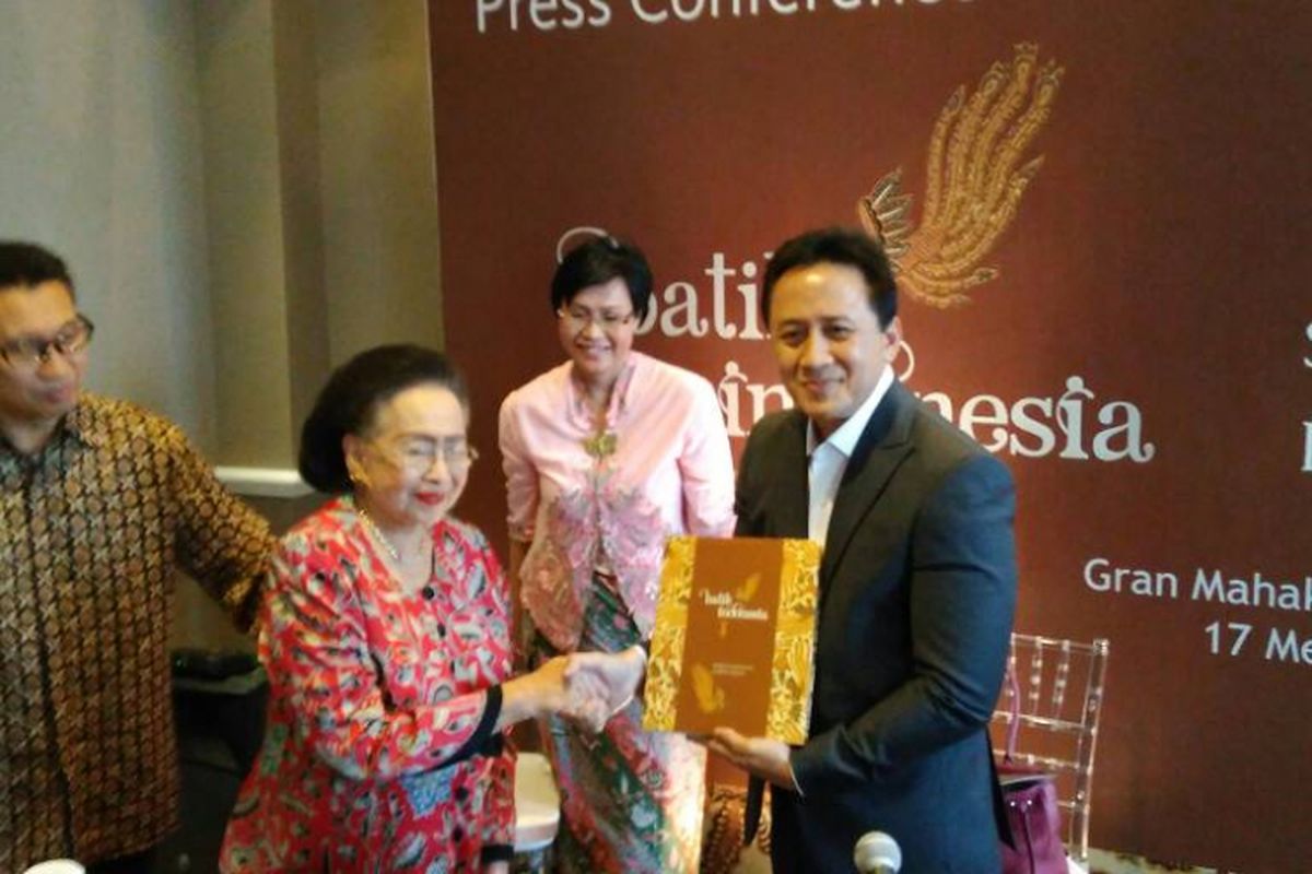 Koleksi kain batik dari Kartini Muljadi yang dipamerkan saat peluncuran buku Batik Indonesia: Sepilihan Koleksi Batik Kartini Muljadi di Hotel Gran Mahakam, Jakarta, Rabu (17/5/2017).