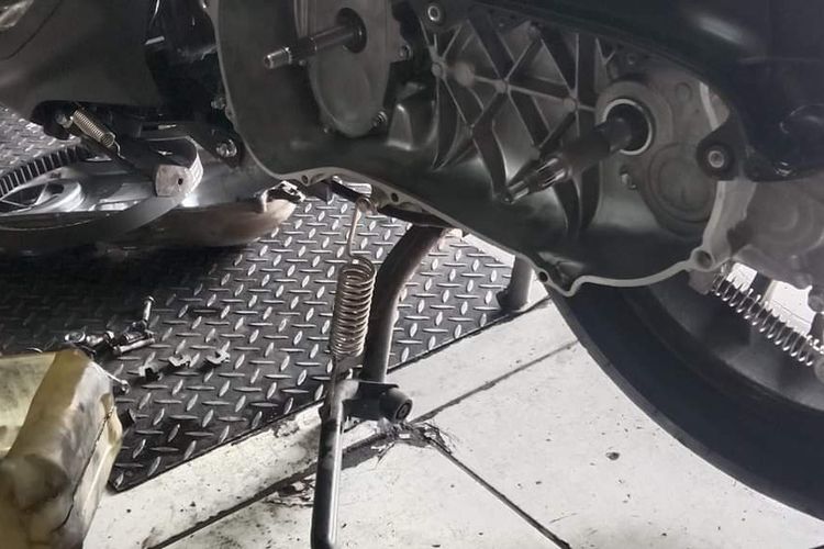 Komponen CVT sepeda motor matik sedang dilakukan pembongkaran 