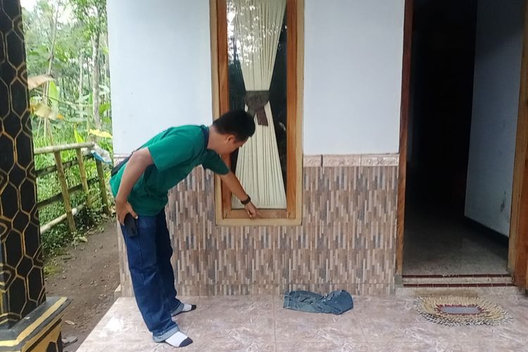 Jendela yang digunakan kawanan perampok untuk.masuk ke rumah korban di Lumajang