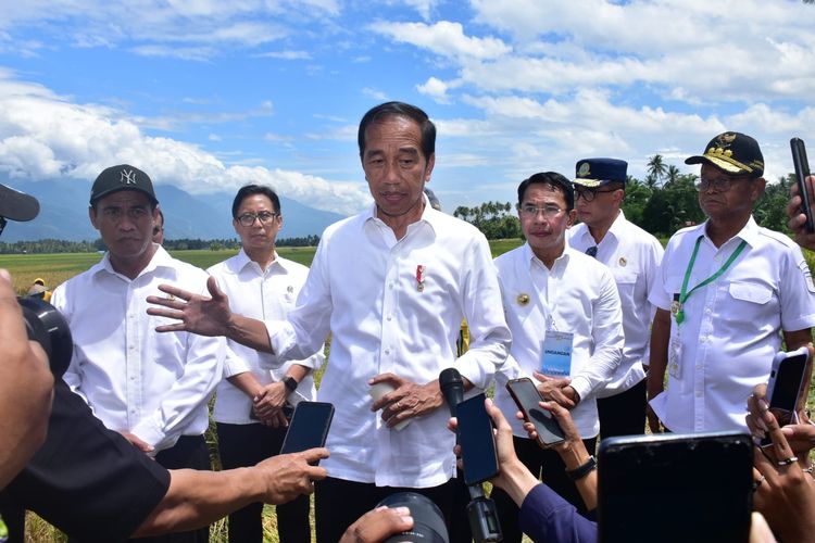 Presiden Republik Indonesia (RI) Joko Widodo (Jokowi) didampingi oleh Menteri Pertanian (Mentan) Andi Amran Sulaiman melakukan kunjungan ke lokasi panen padi serta gerakan olah tanah dan percepatan tanam di hamparan persawahan yang dialiri Bendung Daerah Irigasi Gumbasa, Kabupaten Sigi, Provinsi Sulawesi Tengah (Sulteng).