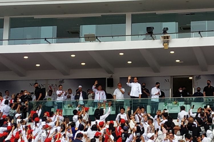Presiden Joko Widodo saat menyapa para relawan ketina akan memberikan sambutan pada Gerakan Nusantara Satu di Stadion Utama Gelora Bung Karno (GBK) pada Sabtu (26/11/2022).