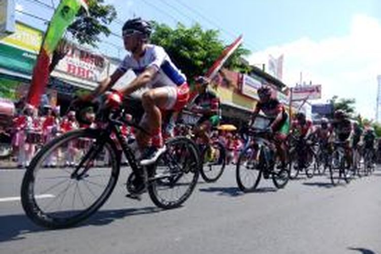 Para pebalap International Tour de Banyuwangi Ijen menjalani etape pertama, Rabu (6/5/2015).