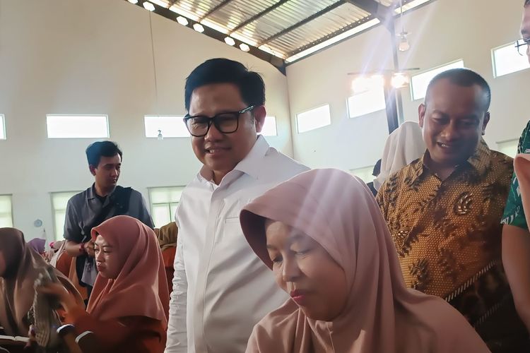 Muhaimin Iskandar saat berdialog dengan buruh pabrik rokok di Desa Sidorejo, Kecamatan Pagelaran, Kabupaten Malang, Senin (30/10/2023).