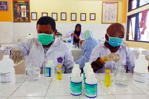IIK Strada Kediri Jadikan Ruang Lab sebagai Pabrik Hand Sanitizer Gratis