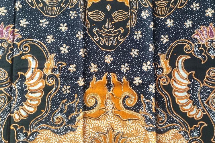 Kain batik dengan motif Panji karya Adi Wahyono, seorang pengrajin batik di Kabupaten Kediri, Jawa Timur,. Adi Wahyono dikenal sebagai pembatik dengan motif budaya dan sejarah klasik Kediri.