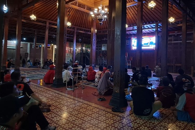 Nonton bareng (nobar) Debat Calon Wakil Presiden (Cawapres) Pendukung Ganjar-Mahfud di Pendopo Joglo Pucang Sawit, Kota Solo, Jawa Tengah (Jateng), pada Jumat (22/12/2023).