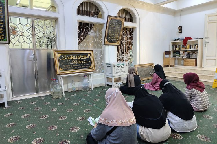 Ziarah ke makam Habib Husein bin Abubakar Alaydrus di Masjid Luar Batang, Jakarta Utara, Sabtu (23/3/2024). 