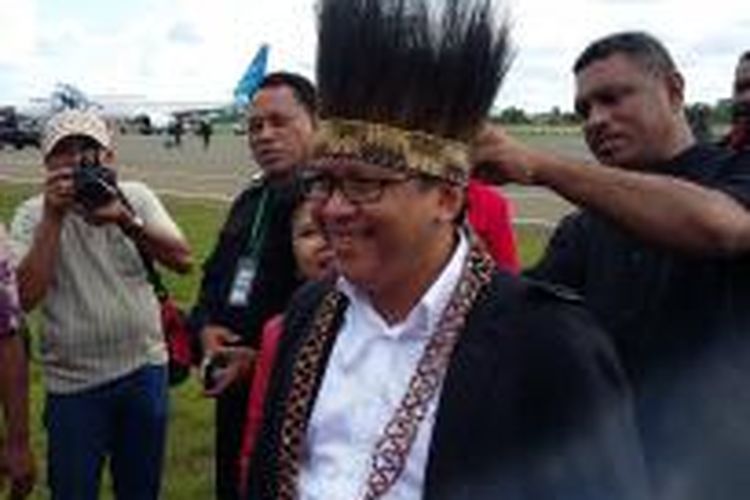 Pelaksana tugas Sekretaris Jenderal PDI-P Hasto Kristiyanto di Bandara Merauke, Papua, Jumat (20/3/2015).