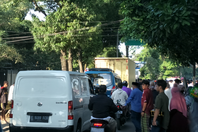 Kemacetan terjadi di ruas Jalan Moch Kahfi 2, Jagakarsa Jakarta Selatan usai pelaksanaan Shalat Idul Adha berjamaah di Lapangan Al-Bayyinah, Sabtu (9/7/2022).