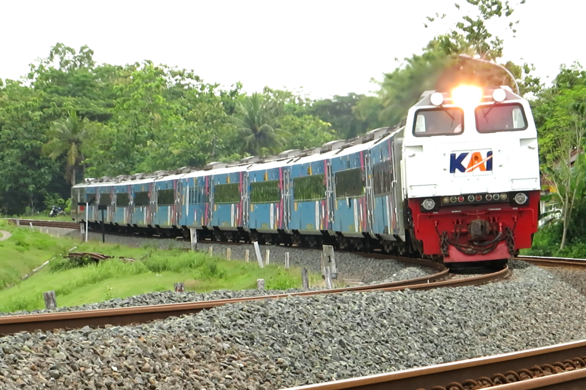 Kereta Api (KA) Taksaka relasi Yogyakarta-Gambir melintas di eks Stasiun Kalimenur yang terletak di Sukoreno, Sentolo, Kulon Progo, Daerah Istimewa Yogyakarta (DIY).
