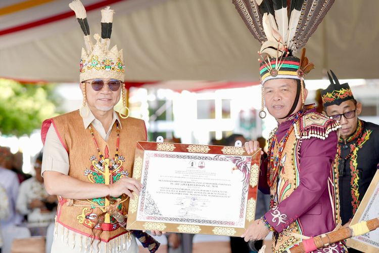 Zulhas menerima gelar kehormatan dari Dewan Adat Dayak (DAD) Kalteng.