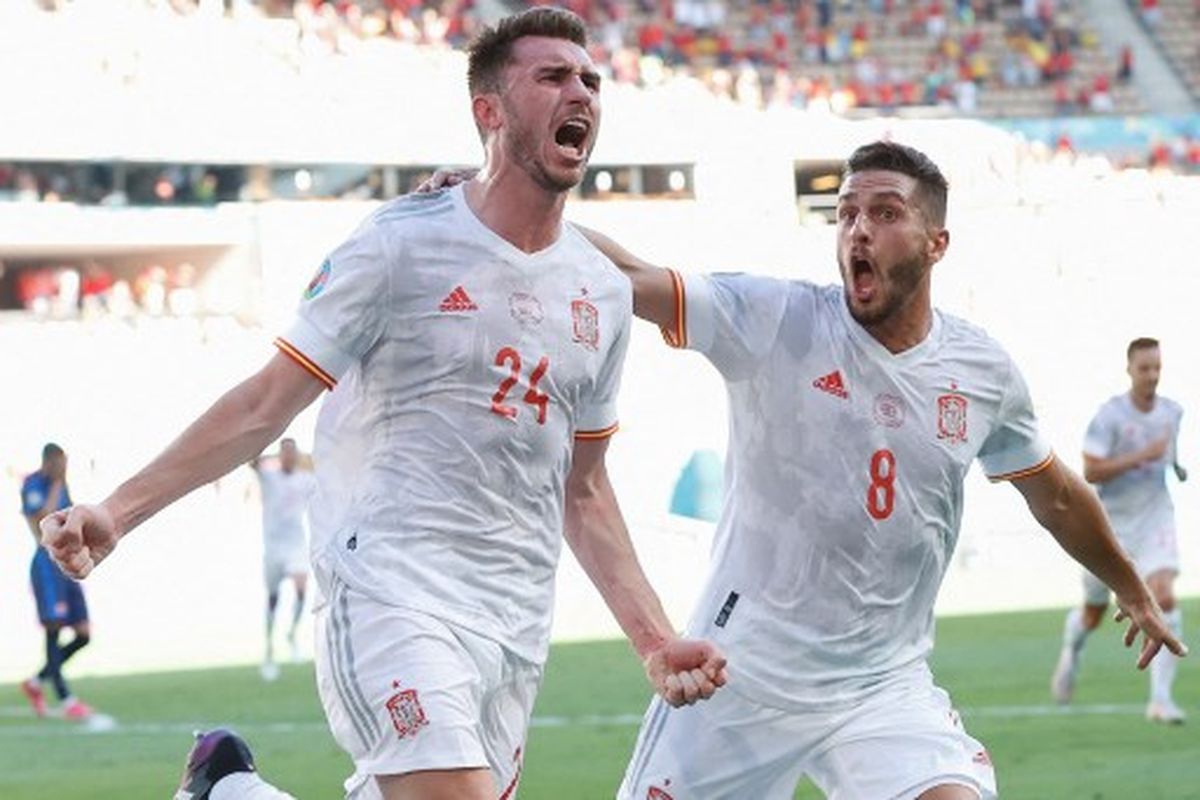 Aymeric Laporte (kiri) ketika merayakan golnya bersama Koke (kanan) pada laga ketiga Grup E Euro 2020 yang mempertemukan Slovakia vs Spanyol di Estadio de La Cartuja, Rabu (23/6/2021) malam WIB.