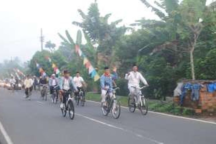 Daryanto (tengah) mengayuh sepeda sejauh 6 kilometer, dari rumahnya di Desa Wringin Putih Kecamatan Borobudur menuju lokasi pemberangkatan jamaah calon haji di halaman kantor Pemerintah Kabupaten Magelang, Jawa Tengah, Selasa (30/8/2016).