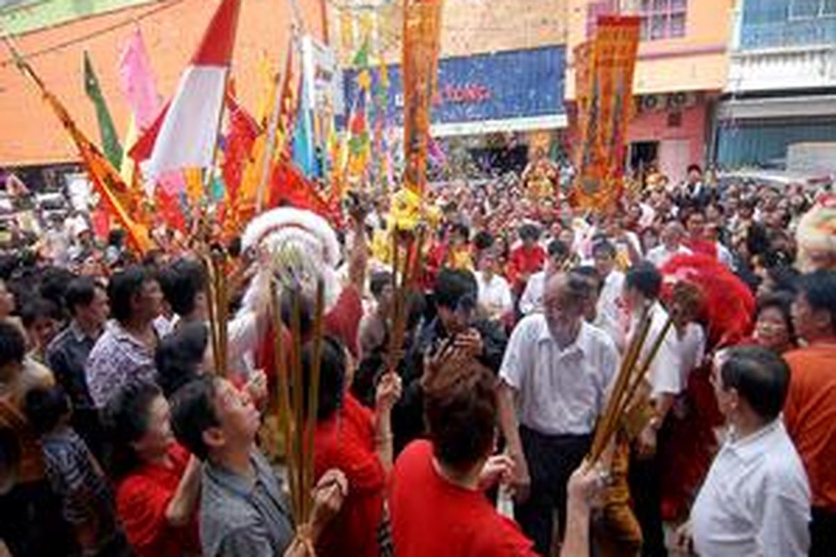 Warga Tionghoa berjubel di kompleks vihara