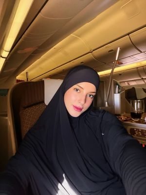 Busana umrah Tasya Farasya tampil modest, elegan, dan fungsional. Dari earth tone hingga serba hitam, gayanya nyaman dipakai seharian.
