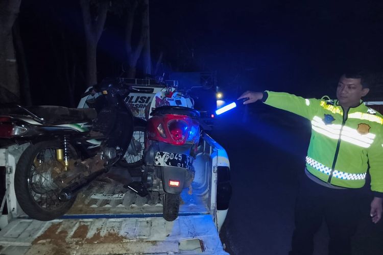 Truk Gagal Menanjak dan Tabrak 3 Motor di Batang, 1 Orang Tewas