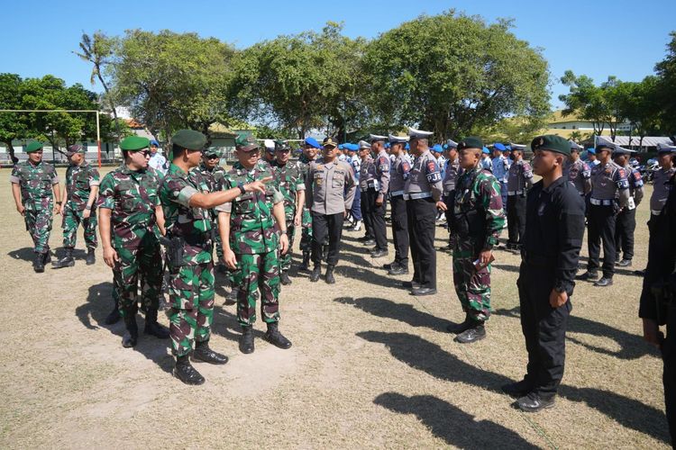 TNI mengerahkan personel pengamanan untuk gelaran ASEAN Chief of Defence Forces Meeting (ACDFM) di Hotel Apurva Kempinski, Nusa Dua, Bali, pada Senin (5/6/2023) hingga Jumat (9/6/2023). Rangkaian pengamanan telah dipersiapkan, salah satunya diawali dengan apel gelar pasukan yang dilaksanakan di lapangan Batalyon Infanteri Raider 900 Kompi A, Tuban, Bali, pada Minggu (4/6/2023).